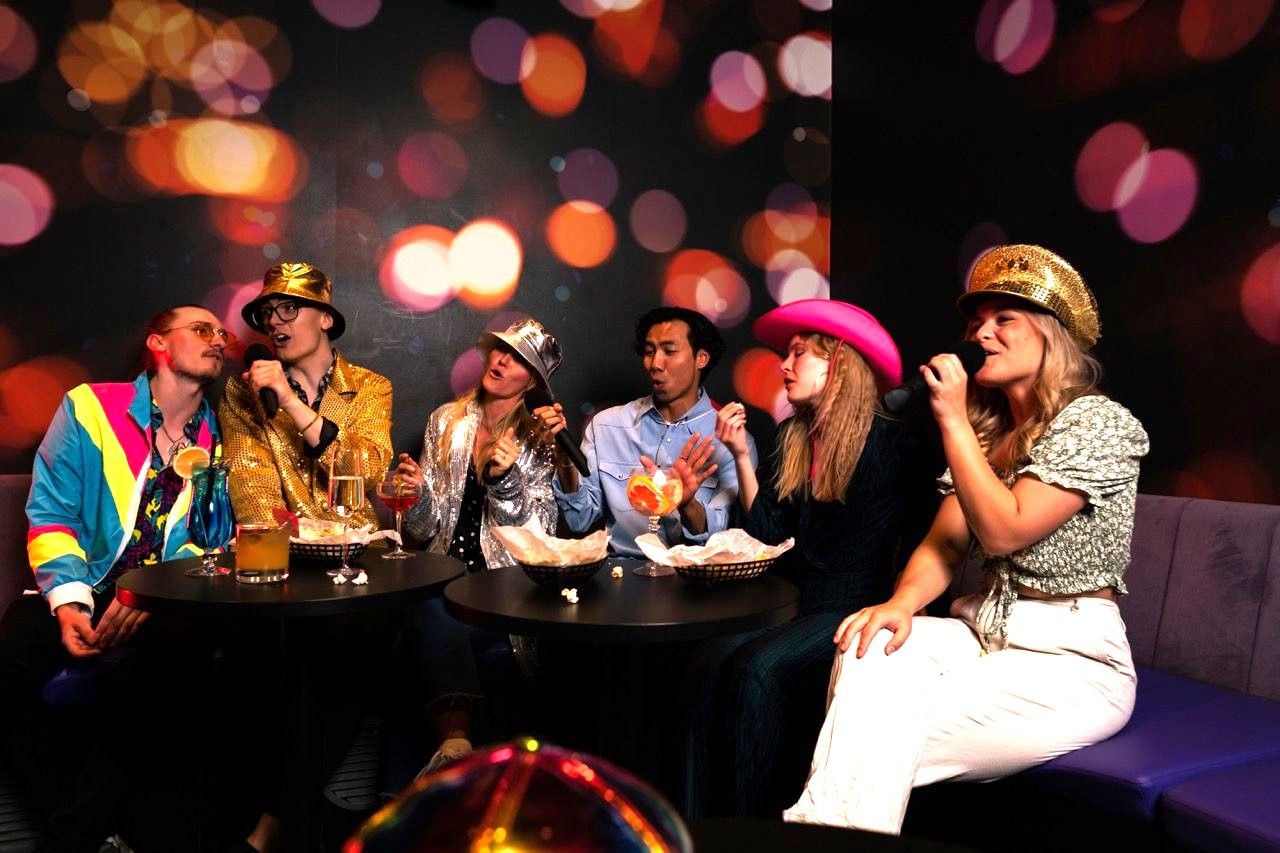 Top Benefits of Visiting a Karaoke Bar